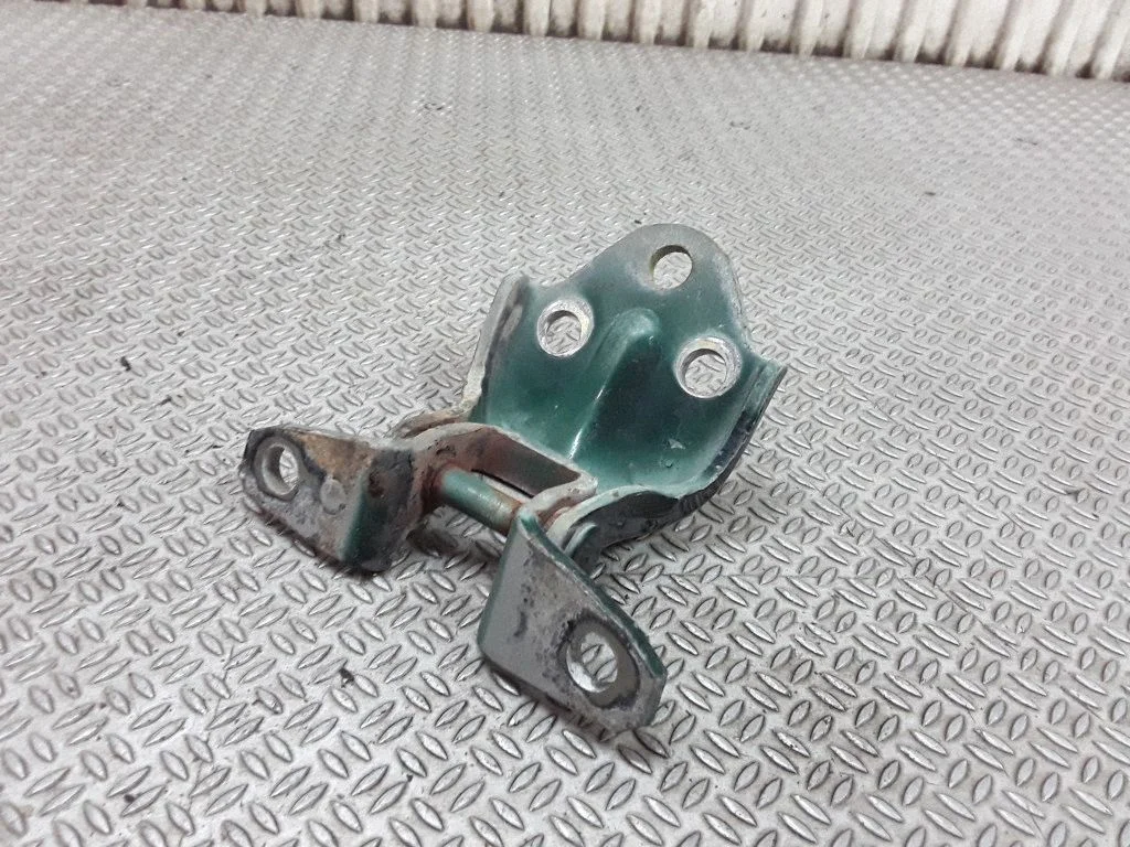 Front door lower hinge – Mitsubishi L200 (1996-2006)