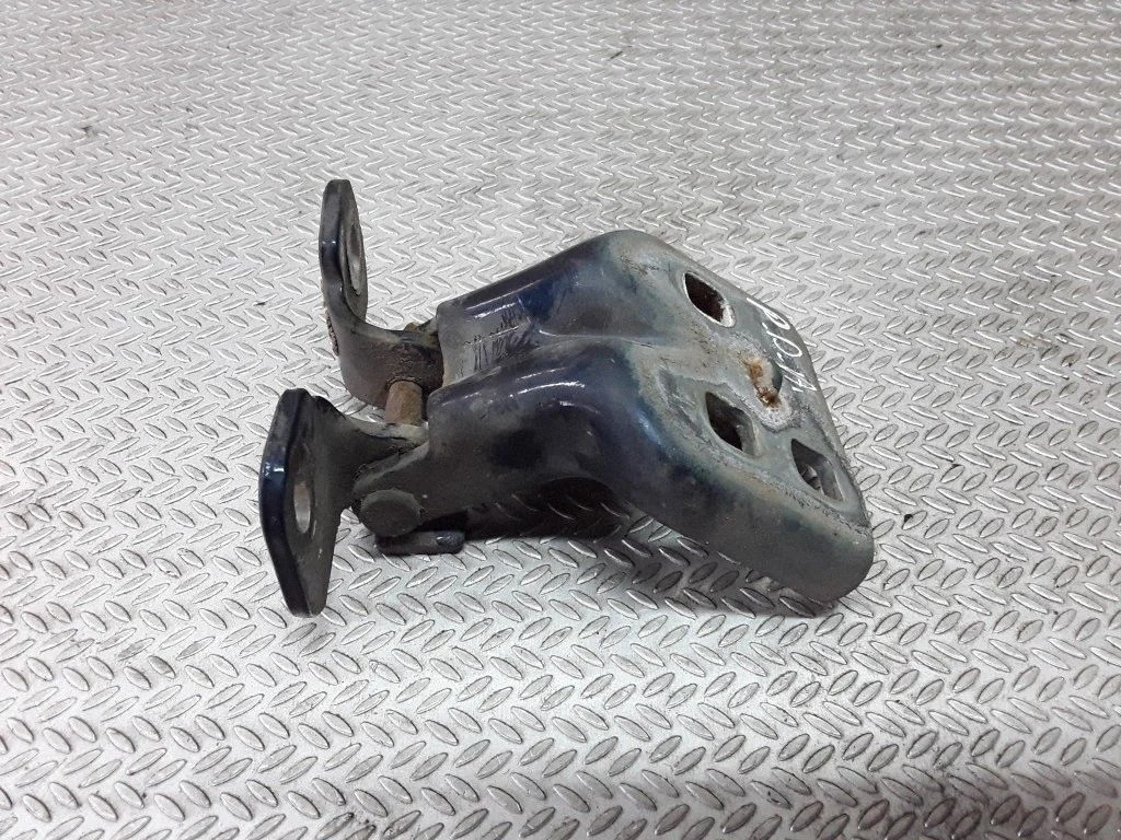 Front door lower hinge – Chrysler Voyager (1996-2001)