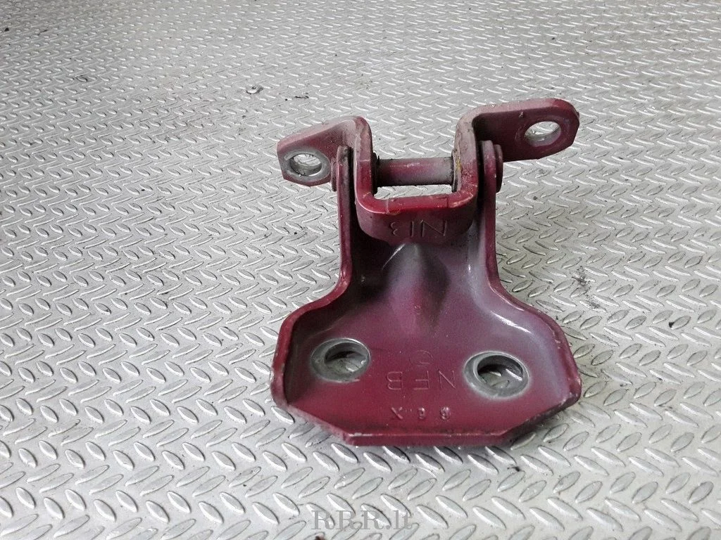 Front door lower hinge – Subaru Forester SG (2006-2008)