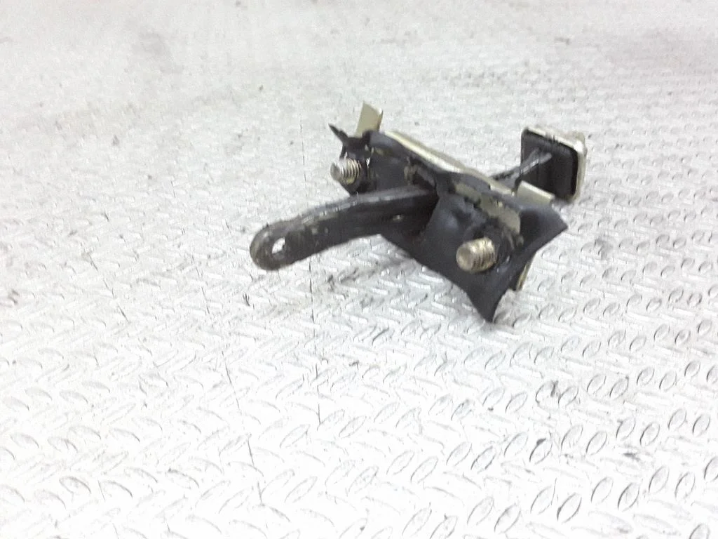 Front door check strap stopper – KIA Sportage (1995-2004)