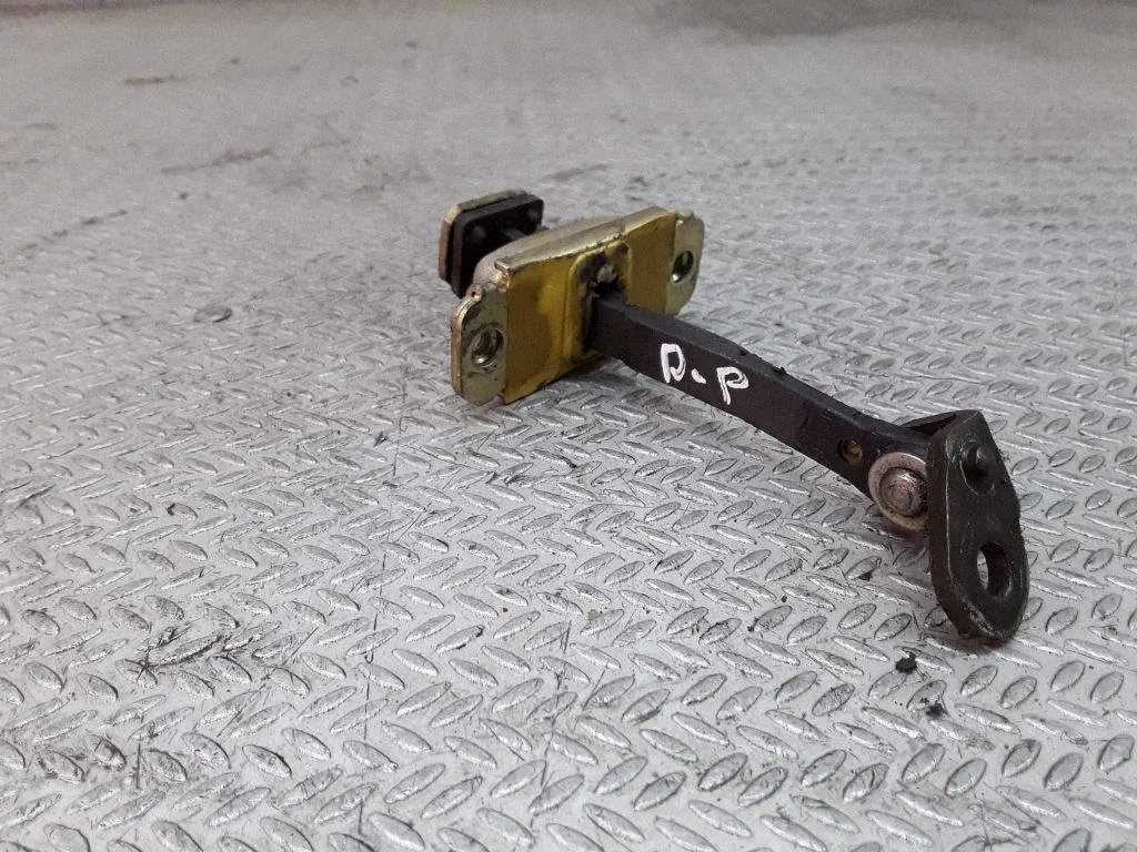 Priekšējo durvju atvēršanas ierobežotājs – Hyundai Atos Prime (1999-2016), labā