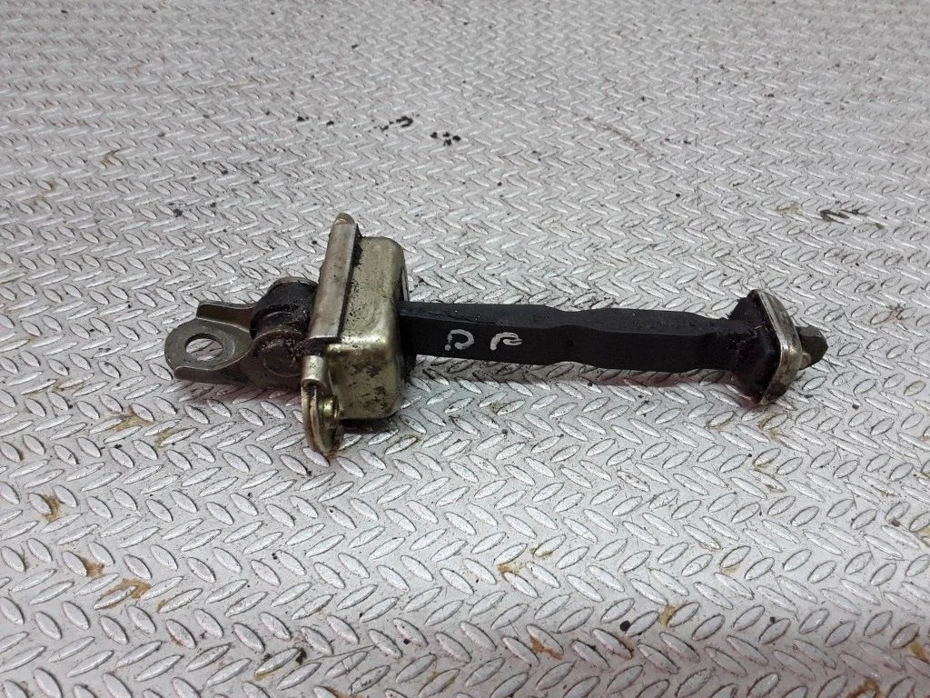 Front door check strap stopper – Nissan Primera (2002-2007)