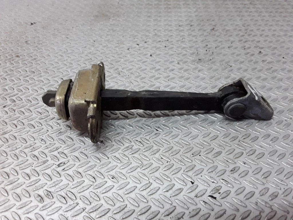 Front door check strap stopper – Nissan Primera (2002-2007)