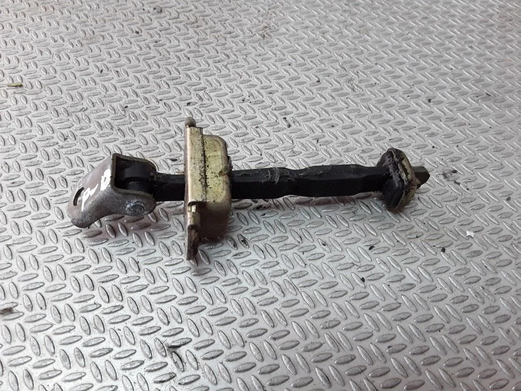 Front door check strap stopper – Nissan Primera (2002-2007)