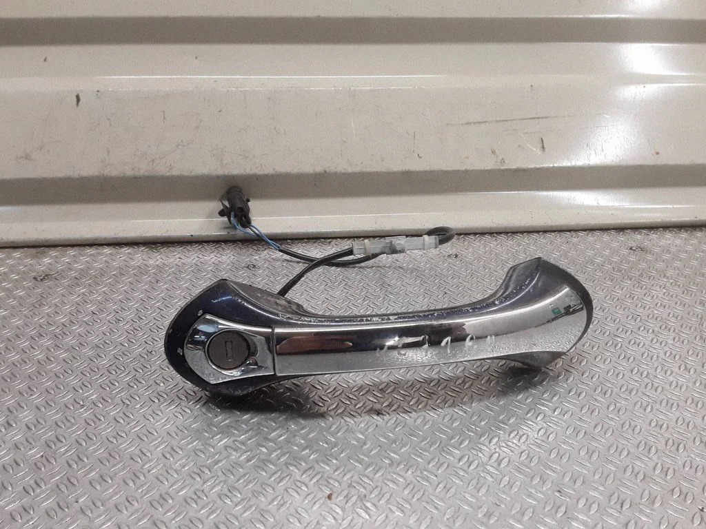 Front door exterior handle – right