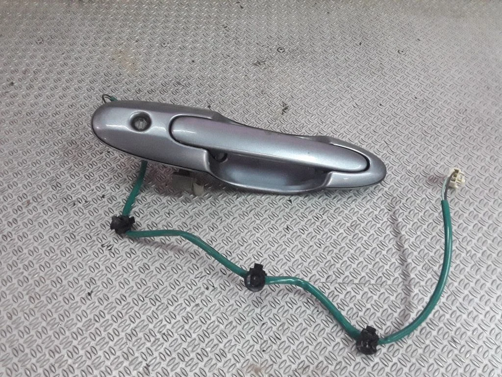 Front door exterior handle – Mazda MPV II LW (1999-2007)