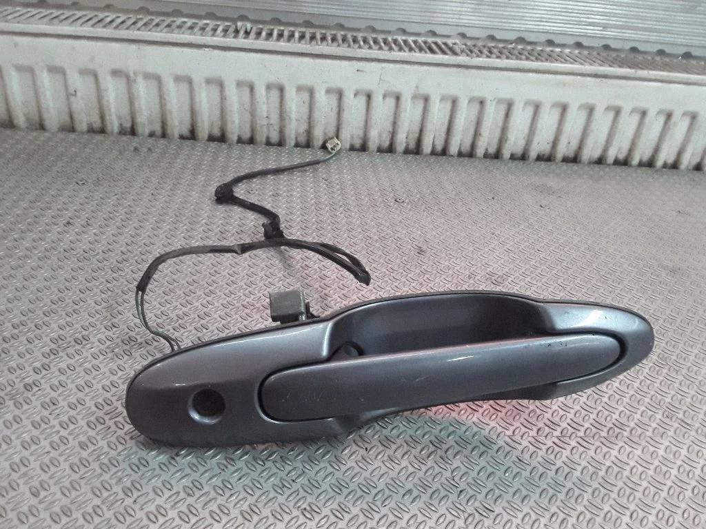 Front door exterior handle – Mazda MPV II LW (1999-2007)