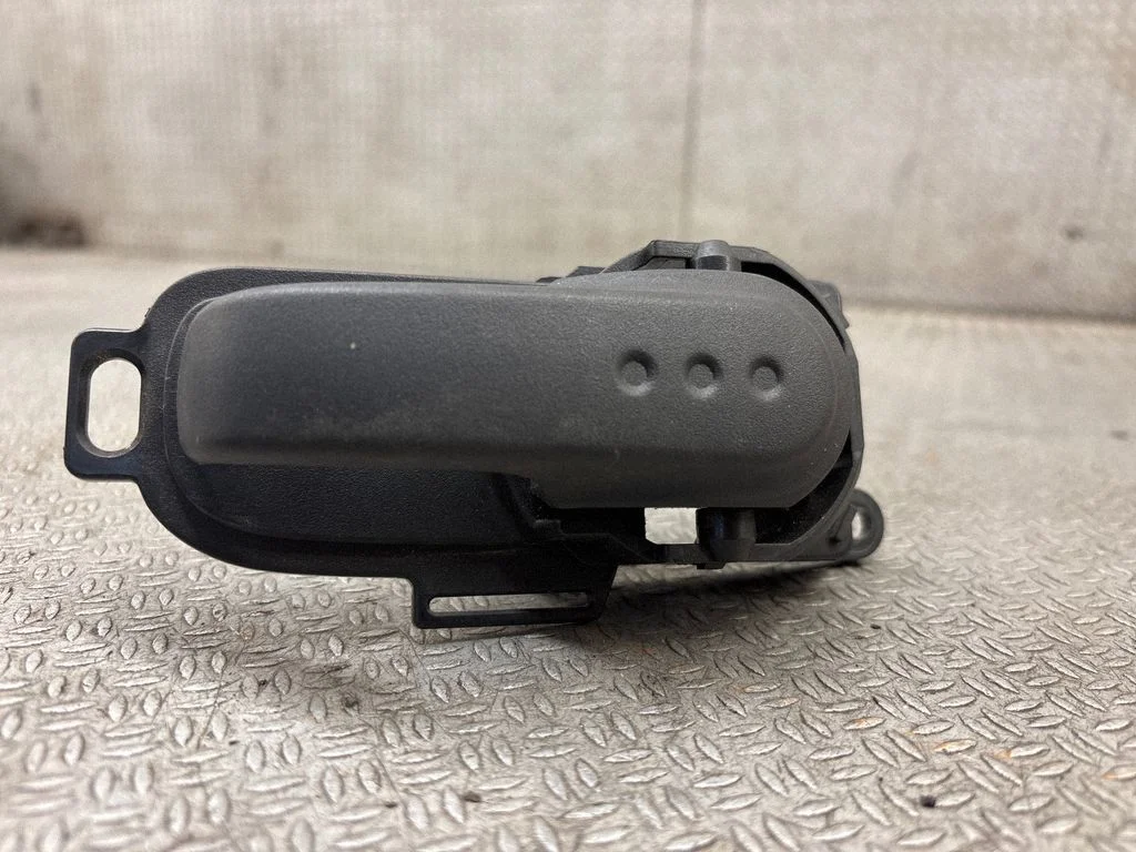 Klamka wewnętrzna drzwi przednich 5010800006 – Nissan Micra (2003-2007)