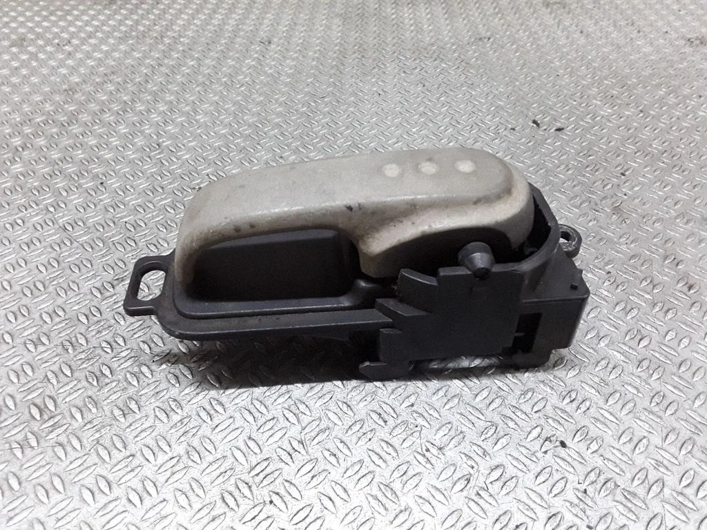 Klamka wewnętrzna drzwi przednich 80671AX601 – Nissan Micra (2003-2007)