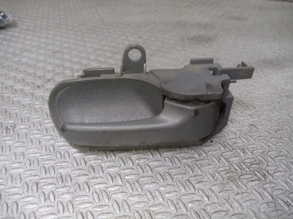 Front door interior handle – right