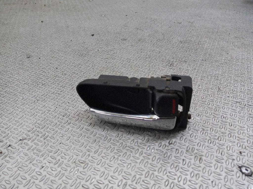 Front door interior handle – front right