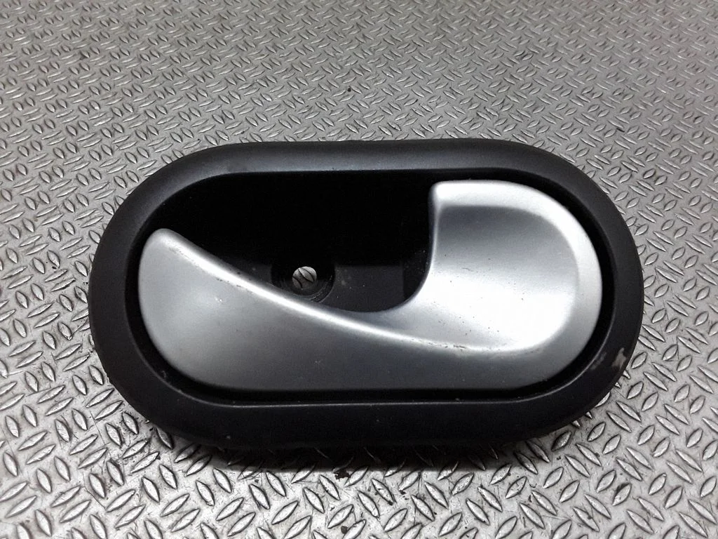 Front door interior handle 8200733847 – Renault Sandero I (2008-2013)