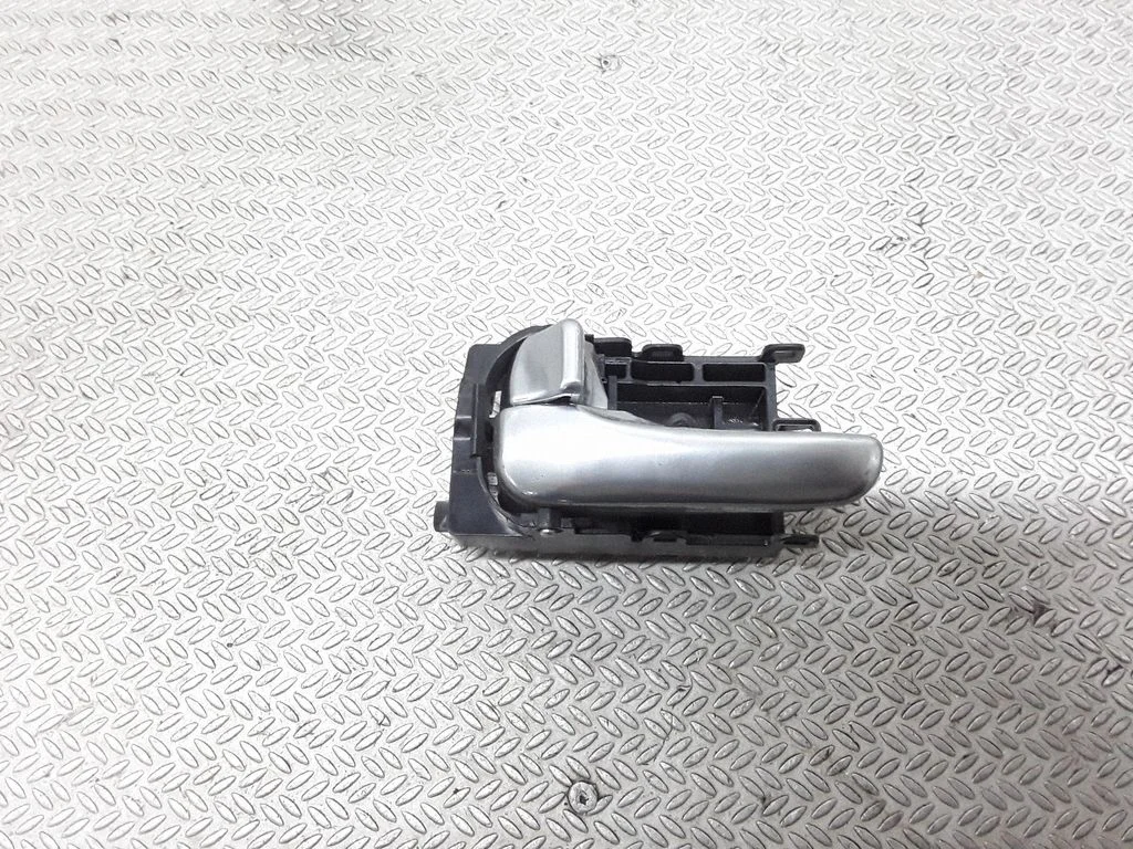 Front door interior handle – Nissan Almera N16 (2000-2010)