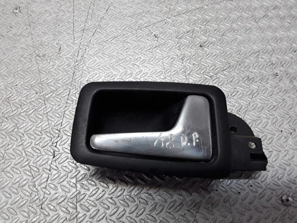 Esiukse sisemine käepide – Audi A8 S8 D2 4D (1994-2002)