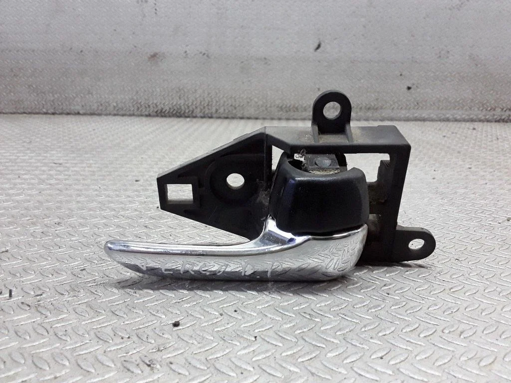 Front door interior handle – Toyota Avensis T250 (2003-2006)