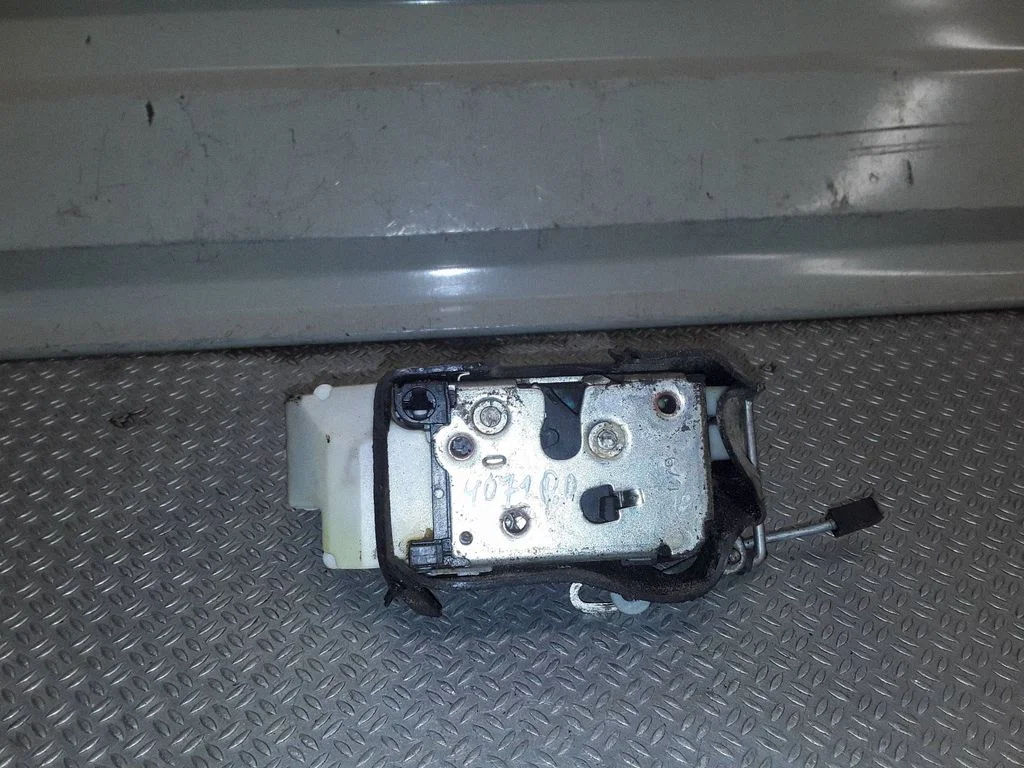 Front door lock – right
