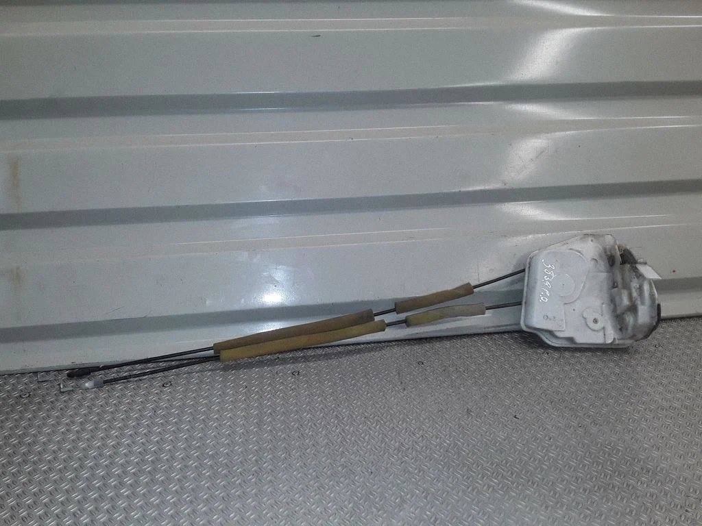 Priekšējo durvju slēdzene – labā