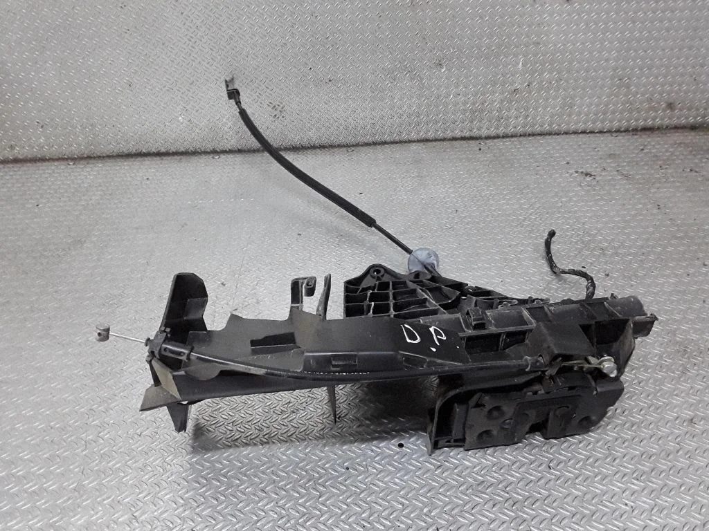 Priekšējo durvju slēdzene 3M5AR21812AK