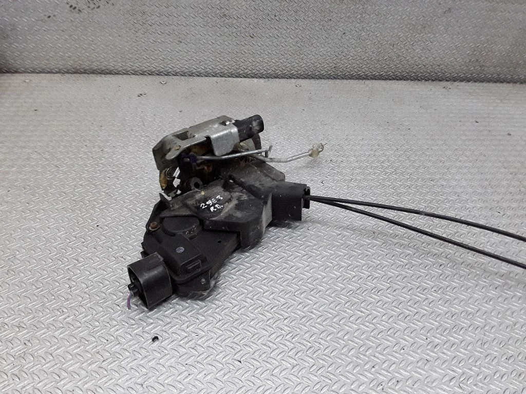 Front door lock – Toyota Previa (XR30, XR40) II (2000-2006)