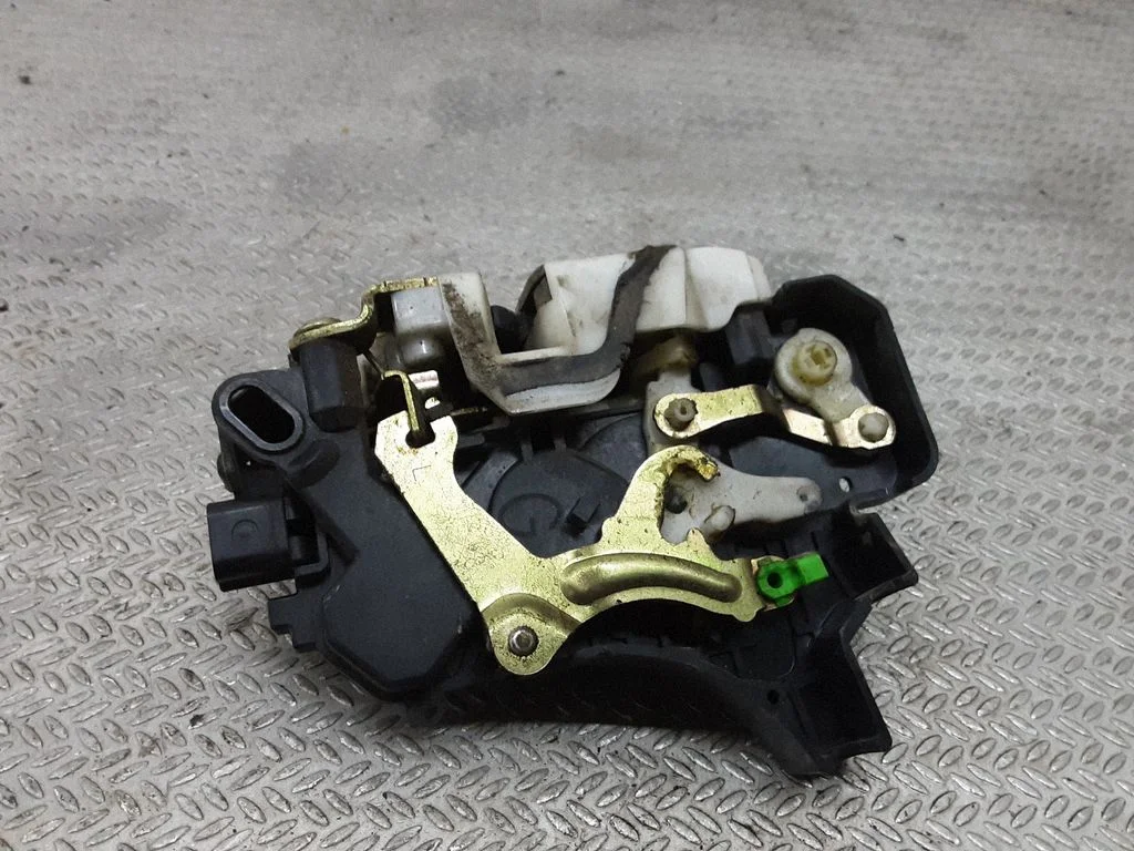 Front door lock – Mitsubishi Colt (1996-2004)