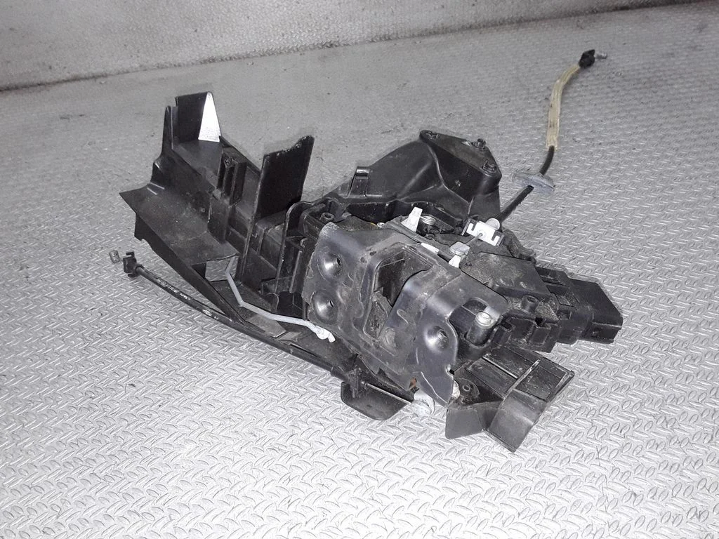 Priekšējo durvju slēdzene 4M51A21979