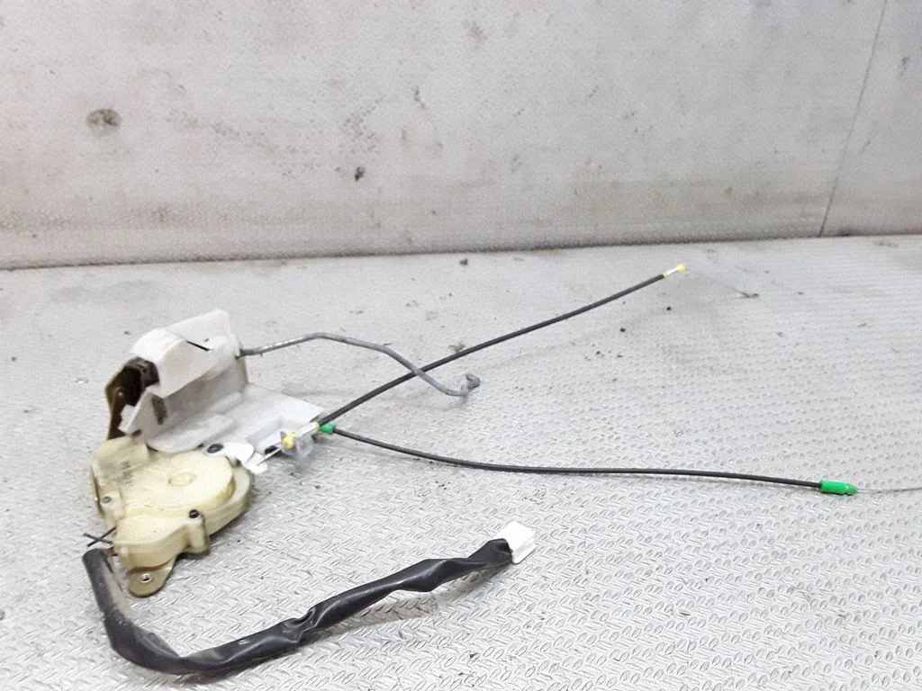 Front door lock – Mazda MPV II LW (1999-2007)