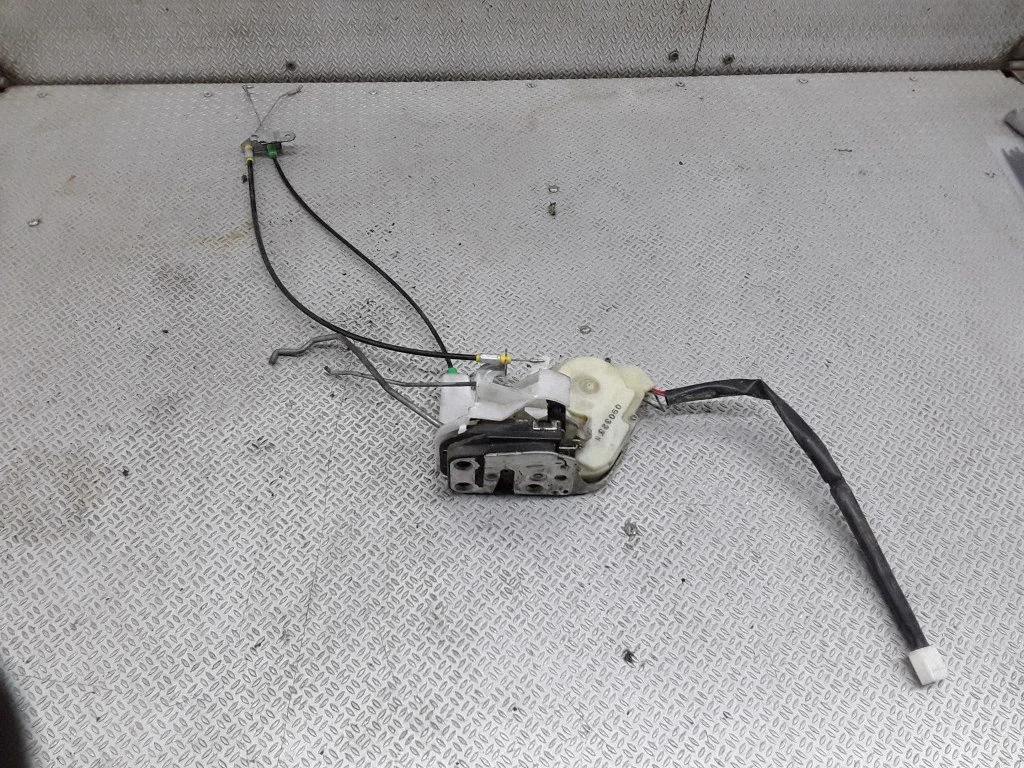Front door lock – Mazda MPV II LW (1999-2007)