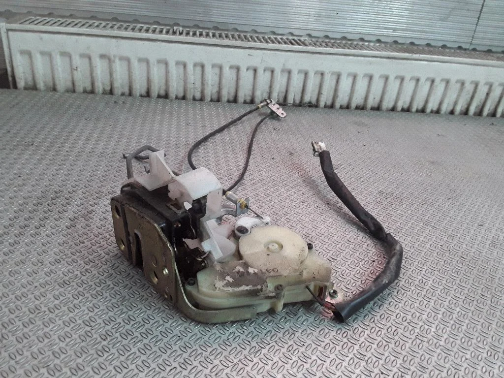Front door lock – Mazda MPV II LW (1999-2007)