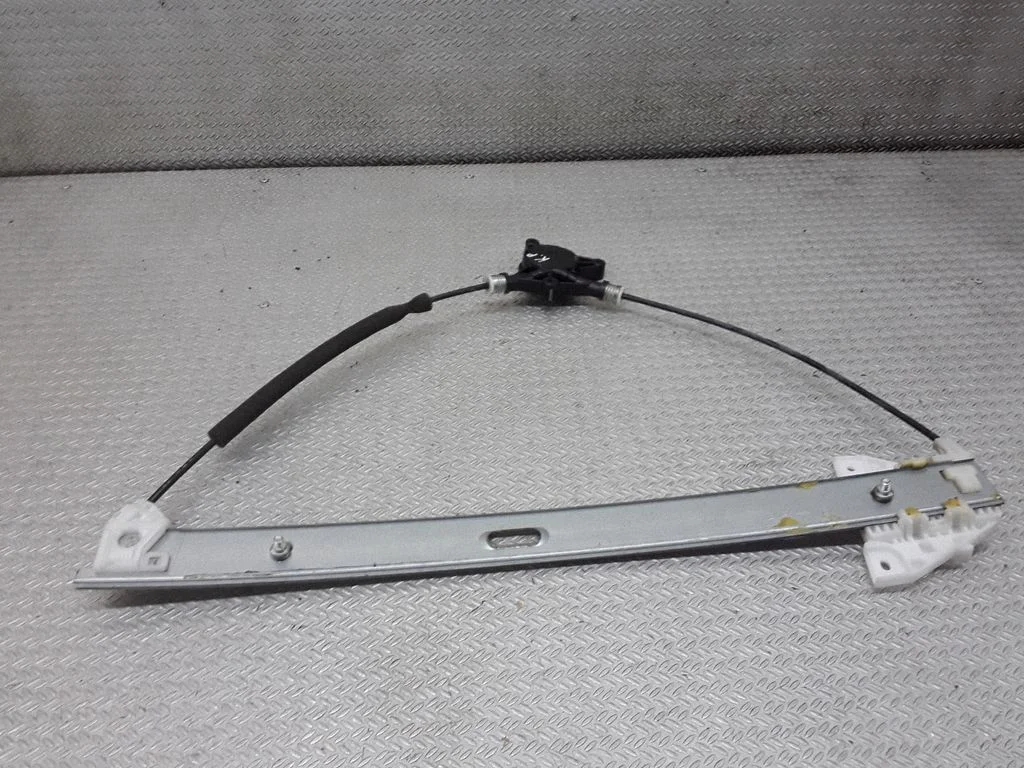 Front window lifting mechanism without motor – Mazda 5 (2005-2010)