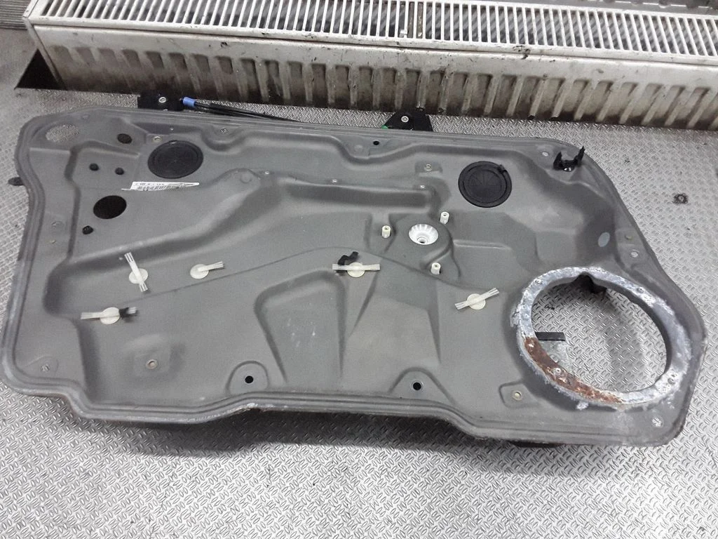 Esiukse aknatõstuk ilma mootorita – Volkswagen Bora (1998-2005)