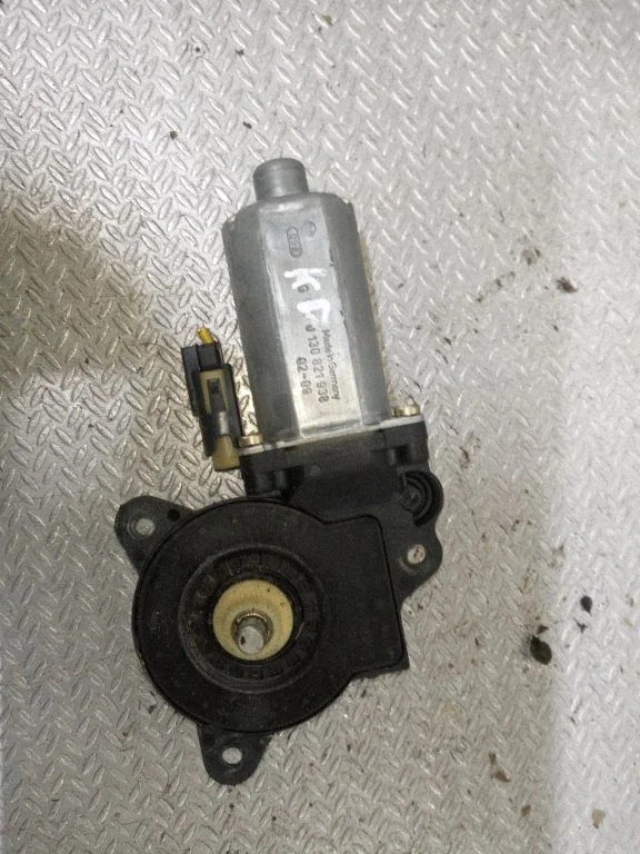 Priekšējā loga pacēlāja motoriņš 0130821938