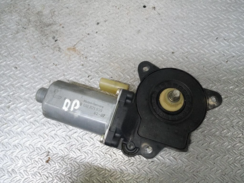 Priekšējā loga pacēlāja motoriņš 0130821939