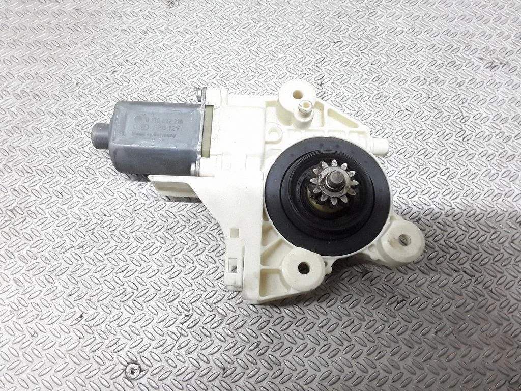 Priekšējā loga pacēlāja motoriņš 0130822216