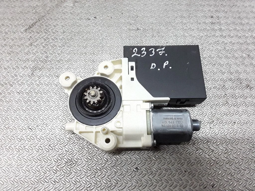 Priekšējā loga pacēlāja motoriņš 0130822214