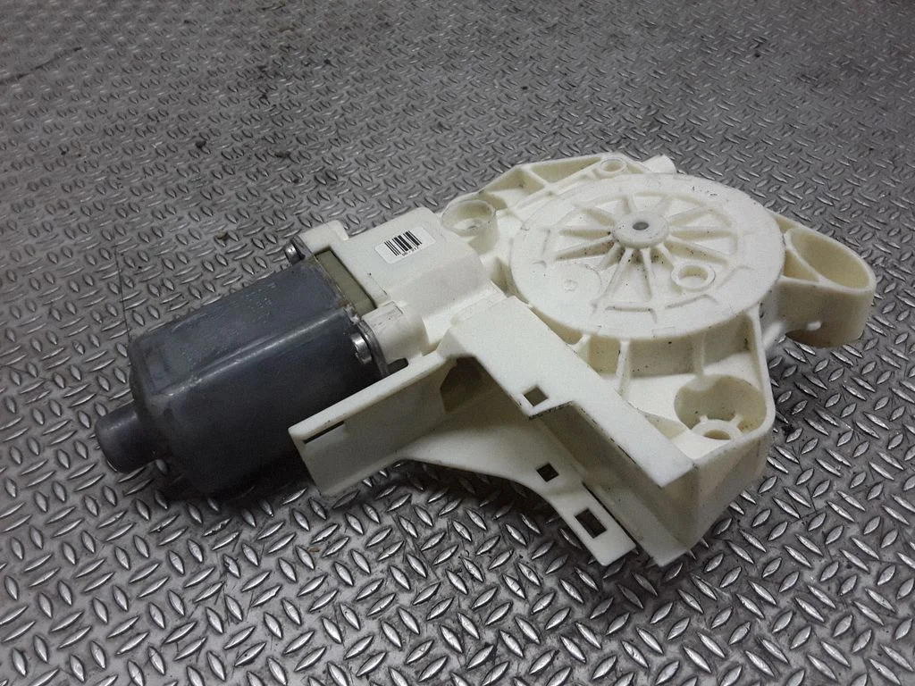 Priekšējā loga pacēlāja motoriņš 4M5T14A389