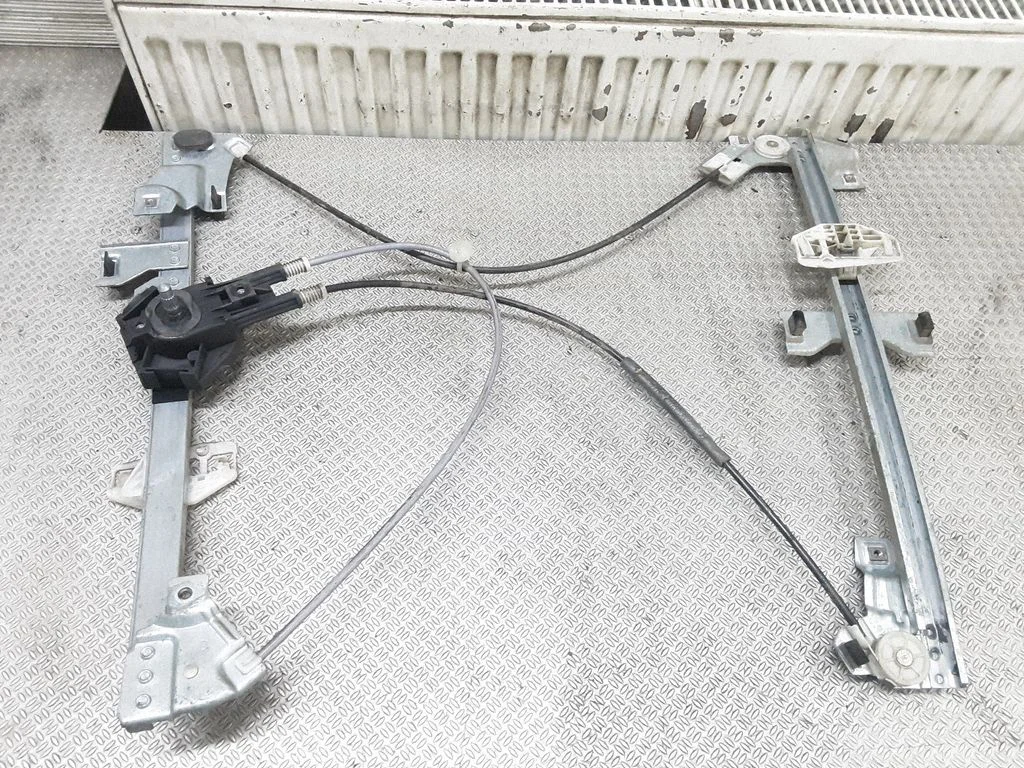 Podnośnik szyby przedniej mechaniczny (ręczny) – prawa