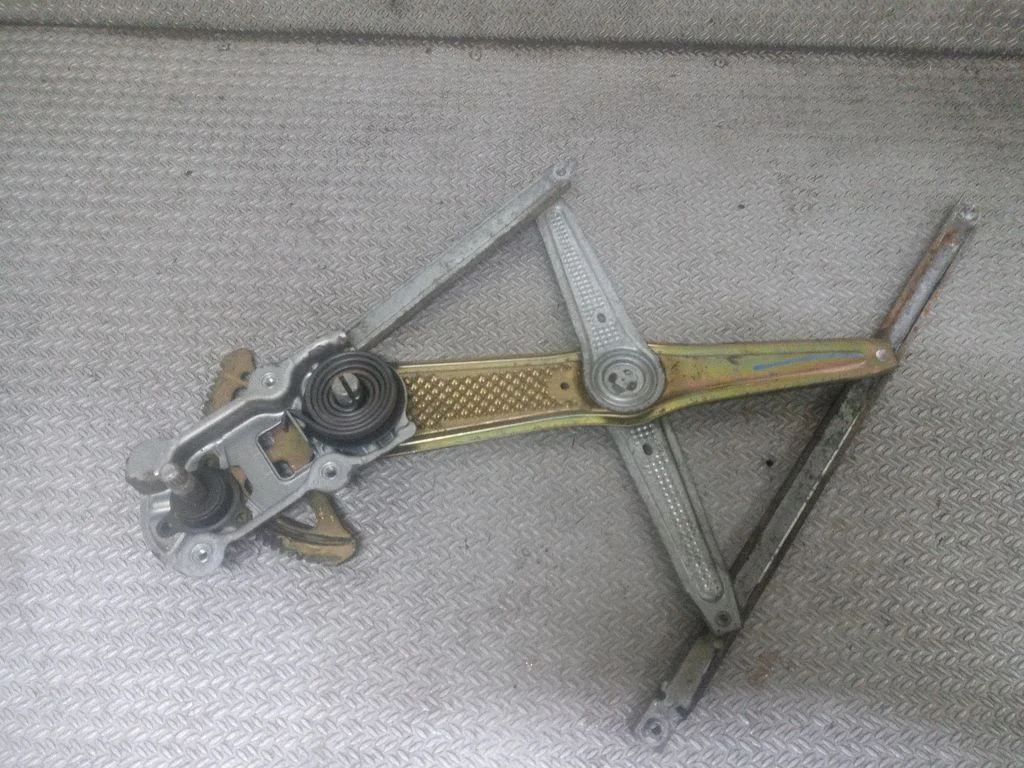 Front door manual window regulator – Toyota Yaris Verso (1999-2005)