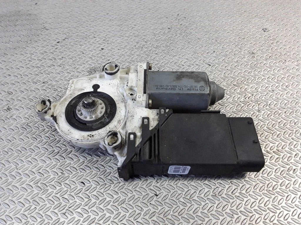 Front door window regulator motor – Volkswagen Bora (1998-2005)