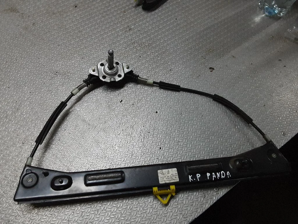 Front door manual window regulator – left