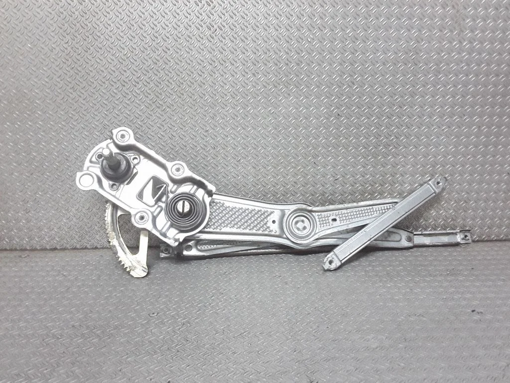 Front door manual window regulator – Toyota Yaris Verso (1999-2005)