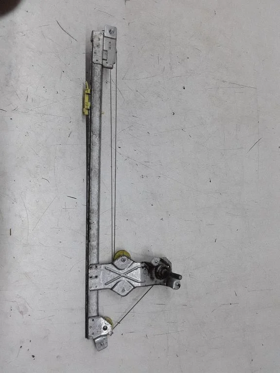 Front door manual window regulator – Renault Trafic II (X83) (2001-2014)
