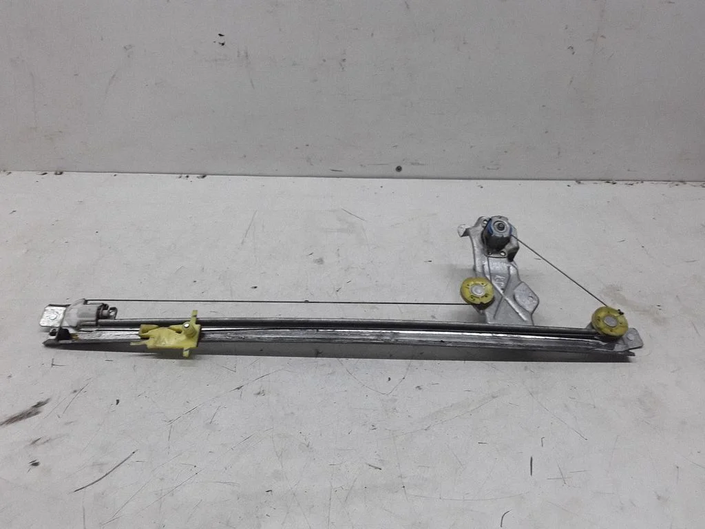 Front door manual window regulator – Renault Trafic II (X83) (2001-2014)