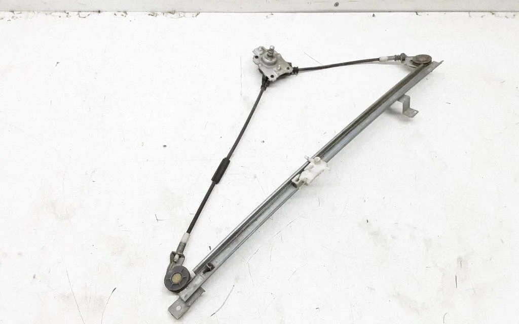 Front door manual window regulator – left
