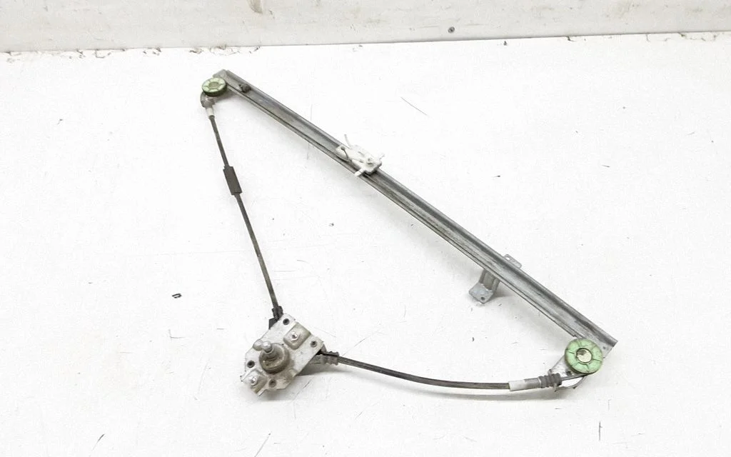 Front door manual window regulator – right