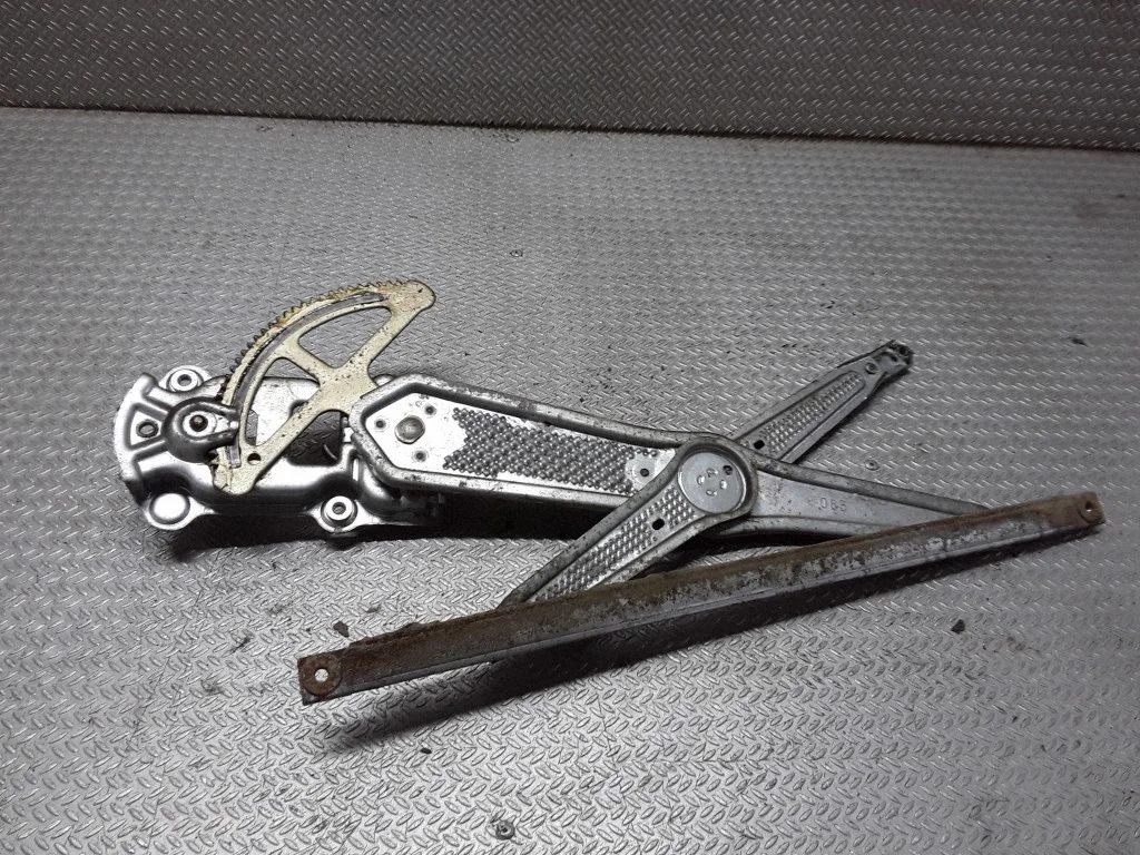 Front door manual window regulator – Toyota Yaris Verso (1999-2005)