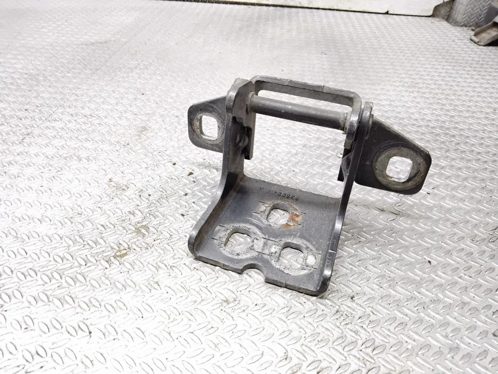 Aizmugurējā augšējā eņģe – labā