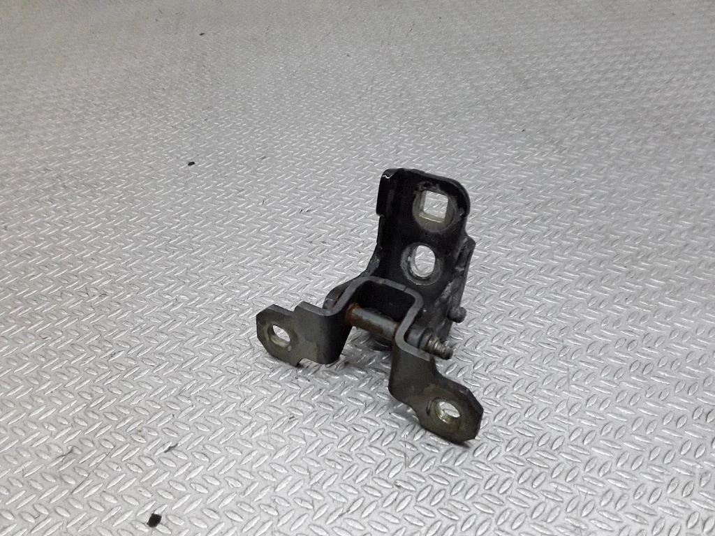 Rear door upper hinge – Renault Laguna III (2007-2015)