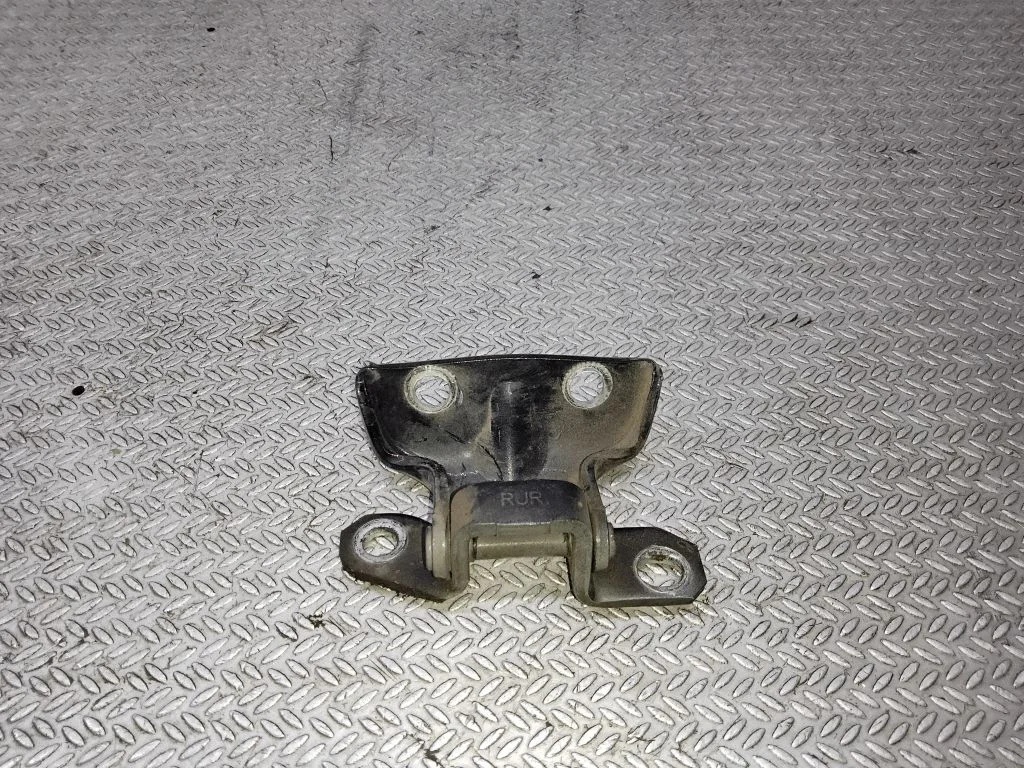 Rear door upper hinge – KIA Ceed (2006-2012)