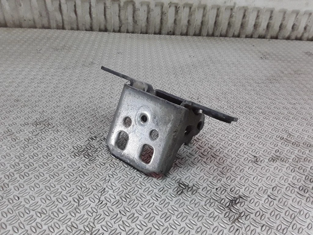 Aizmugurējā augšējā eņģe – kreisā