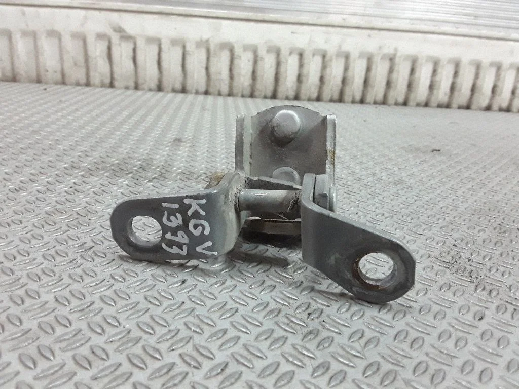 Rear door upper hinge – Toyota Picnic (1996-2001), left